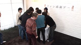 Junge Polizistin rutscht in eine Gangbangparty