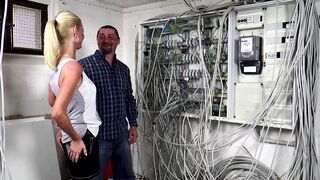 Der Elektriker darf Dirty Tina einen Anal Creampie verpassen
