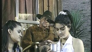 2 Cowboysreiten Ihre Stute ein