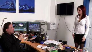 Sekretaerin Natalie Hot wird von Big George eingearbeitet