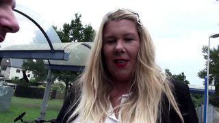 Die BBW Hausfrau an der Bushaltestelle abgeschleppt