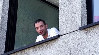 Die Nachbarin beim Hoeschen naessen beobachtet + gefickt