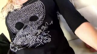 Julia Pink auf der Ledercouch eingeritten