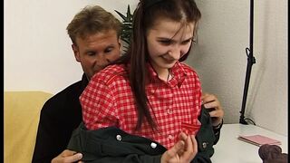 dicker Dildo in die Nerd Muschi eingefuehrt