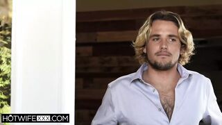 Mona Gifts The Neighbor With Squirting