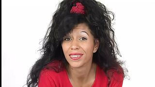 zierliche brunette mutti schiebt sich riesen dildo in deie behaarte pussy und wird gefickt