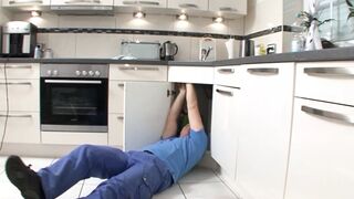 Sabine bezahlt Ihren Monteur mit einem Fick