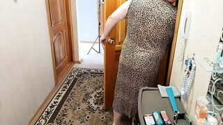 stepmom mistook a friend for a courier sucked and then he fucked her in the pussy and finished in her mouth