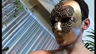 Bionda in calore scopata da stalloni in maschera