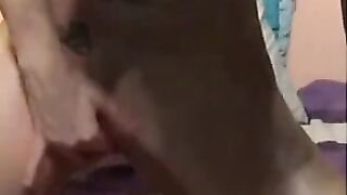 cam Girls Masturbates Pussy Until She Squirts!